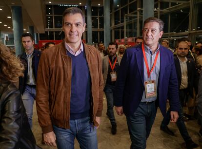 El presidente del Gobierno, Pedro Sánchez, y el candidato socialista a la Xunta, José Ramón Gómez Besteiro, a su llegada este sábado a la convención política del PSOE en A Coruña.