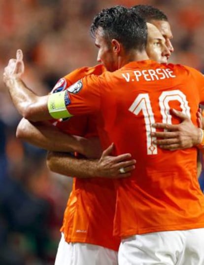 Robben celebra un gol con Van Persie