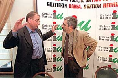 Javier Madrazo, candidato de IU, y Gaspar Llamazares, su coordinador general, ayer en Vitoria.