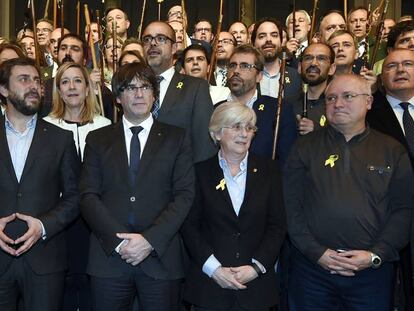 El expresident de la Generalitat, Carles Puigdemont, junto a varios de los exconsejeros en Bruselas noviembre de 2017.