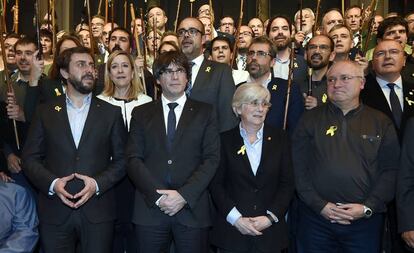 El expresident de la Generalitat, Carles Puigdemont, junto a varios de los exconsejeros en Bruselas noviembre de 2017.