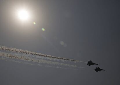 Dos cazas de la Fuerza Aérea India sobrevuelan la autopista Agra-Lucknow durante unas maniobras especiales llevadas a cabo en Unnao (India).