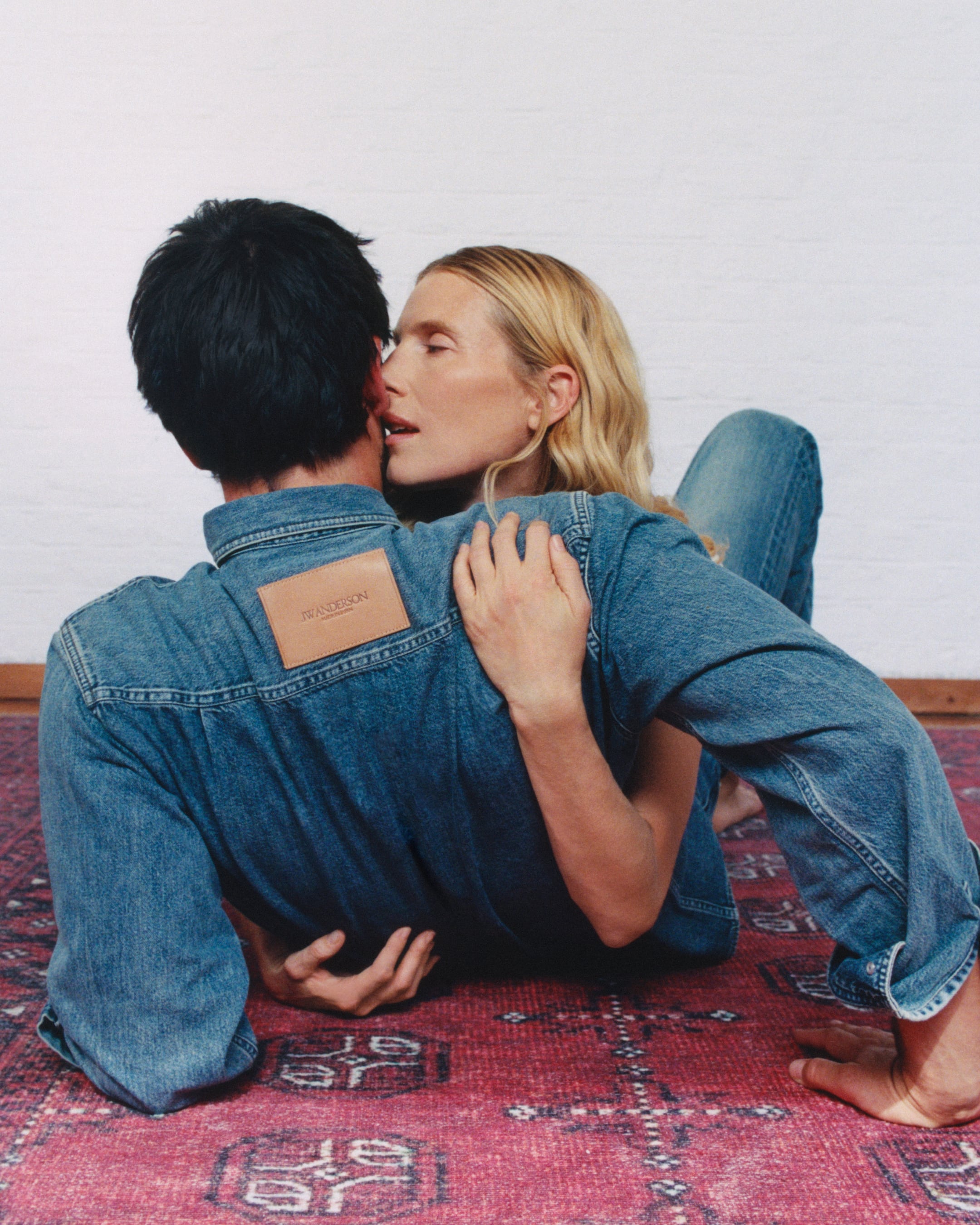 Erotismo y complicidad: Dree Hemingway protagoniza con su pareja la nueva campaña de JW Anderson