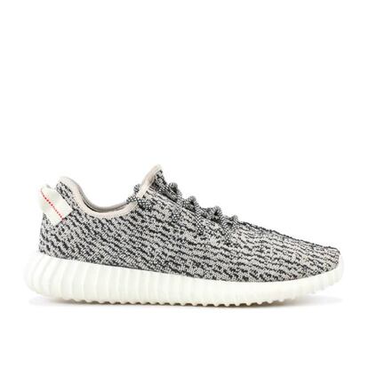 Las Adidas Yeezy Boost 350 Turtle Dove, el segundo modelo lanzado por Kanye West y Adidas en el verano 2015, llegaron incluso con más fuerza que las anteriores. Kanye West las comparó en una entrevista con el difícil segundo disco de un artista, pues fueron las zapatillas que consolidaron realmente las aspiraciones de la marca Yeezy. Ese mismo año salieron en tres colores más; y en 2016 fue presentada una segunda versión: las Adidas Yeezy Boost 350 V2, de las cuales ya han sido estrenadas hasta 11 variaciones, y al menos tres más están por venir antes de fin de año. Su precio de salida fue de 200 euros. Ahora no las encuentras por menos de 1.150 euros.