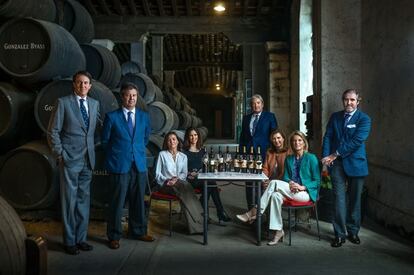 Con 179 años de historia y tradición familiar, Tío Pepe, de González Byass, es una de las bodegas españolas con más solera. En su caso, con más motivo, debido al especial sistema de elaboración del vino de Jerez, basado en las mezclas de diferentes añadas. En la imagen, de izquierda a derecha, Mauricio González-Gordon (presidente); Carlos González-Gordon (director de ventas) y su mujer, Ángela Morán; Victoria González-Gordon (‘marketing manager’); Pedro Revuelta González (vicepresidente) junto a su esposa, Almudena Domecq; Cristina Luque (mujer de Mauricio), y Jaime Marello (marido de Victoria).