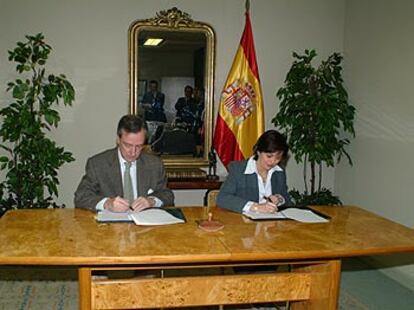 Dezcallar y García firman ayer el acuerdo de colaboracíón.