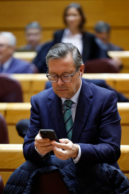 Sánchez Acera's limbo due to the 'email' in the case of Ayuso's boyfriend: from “he has not done anything wrong” to “we are all waiting” 1 - WTX News Breaking News, fashion & Culture from around the World - Daily News Briefings -Finance, Business, Politics & Sports News PP senator Alfonso Serrano, during the plenary session that takes place this Wednesday in the Upper House.