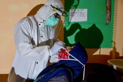 Un sanitario realiza una prueba para la detección del coronavirus, en un centro de salud comunitario en Banda Aceh (Indonesia).