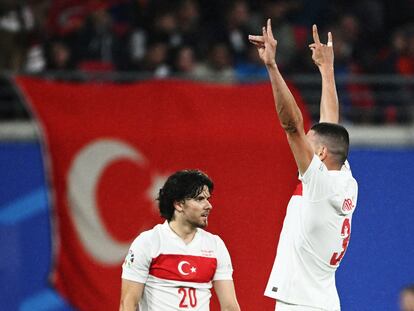 Demiral hace el saludo "del lobo" tras marcar un gol frente a Austria.