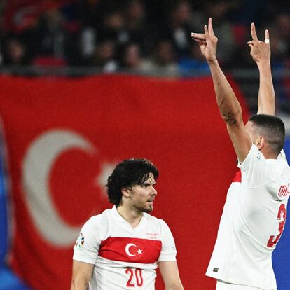 Demiral hace el saludo "del lobo" tras marcar un gol frente a Austria.