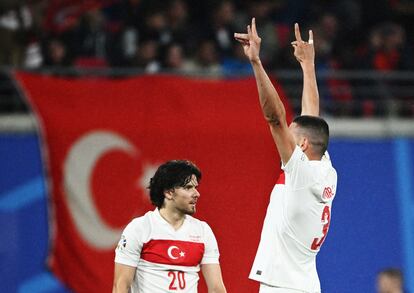 Demiral hace el saludo "del lobo" tras marcar un gol frente a Austria.