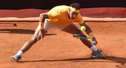 Nadal devuelve la pelota contra Shapovalov en Roma.