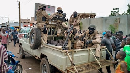 Soldados e cidadãos nos arredores da casa do presidente do Mali, Ibrahim Boubacar Keita, em Bamako, durante a sublevação militar desta terça-feira.