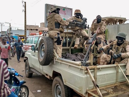 Soldados e cidadãos nos arredores da casa do presidente do Mali, Ibrahim Boubacar Keita, em Bamako, durante a sublevação militar desta terça-feira.