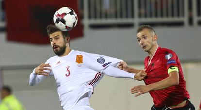 Piqu&eacute; durante el partido contra Albania en el que jug&oacute; con las mangas cortadas.