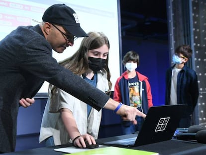 Hadi Partovi, CEO fundador de Code.org, en un taller de programación con niños en Madrid. 