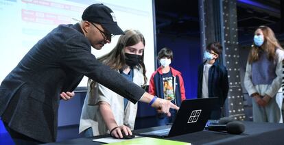 Hadi Partovi, CEO fundador de Code.org, en un taller de programación con niños en Madrid. 