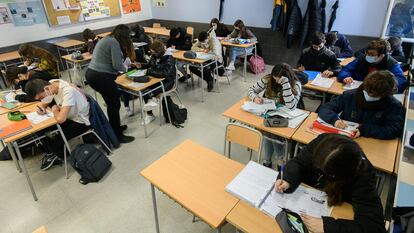 Alumnos en un instituto público valenciano, el curso pasado.