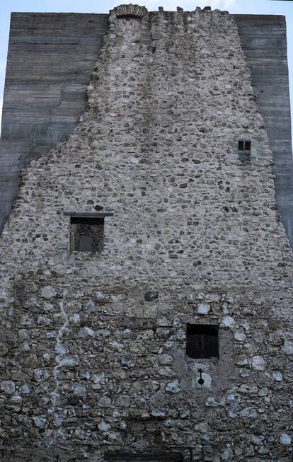 La cara interior de la torre del homenaje tuvo que ser reforzada con hormigón para evitar que se desplomara.