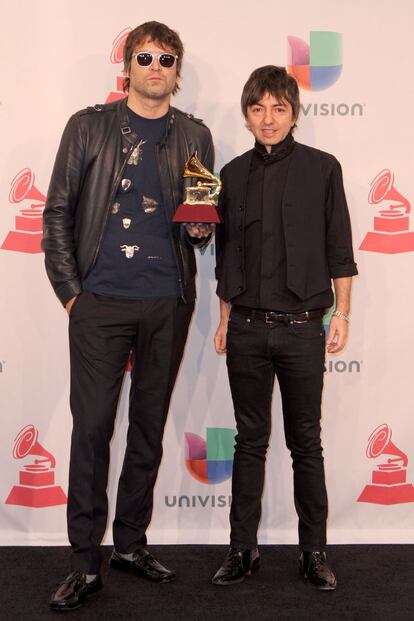 Diego Tunon y Adrian Dargelos de la banda argentina Babasónicos, que obtuvo el premio de mejor álbum de música alternativa con 'Romantisísmico'.
