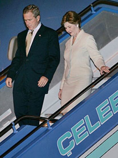 El presidente de EE UU, George W. Bush, y su esposa, Laura, anoche a su llegada a Ankara (Turquía).