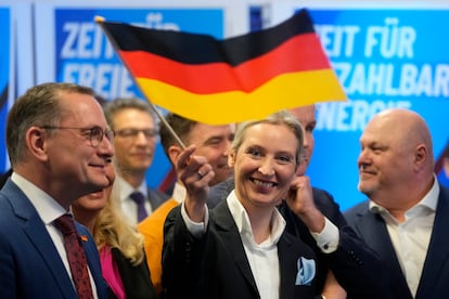 La lder del partido ultraderechista AfD, Alice Weidel, ondea una bandera alemana en la sede del partido  en Berln.