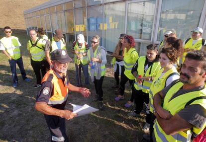 Volunteers receive instructions before heading out on the search.