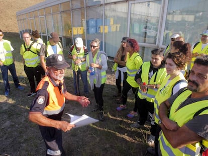 Volunteers receive instructions before heading out on the search.