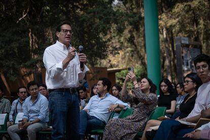 Chertorivski, candidato a jefe de gobierno para la Ciudad de México, da un discurso en la Universidad Intercontinental, en mayo de 2024.