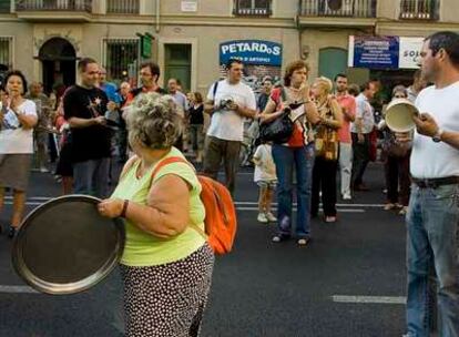 Vecinos del barrio de Gràcia protestan con una cacerolada, mientras cortan el tráfico, por el apagón.