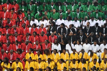 Una multitud de jóvenes particpa en un encuentro interreligioso en el Pabellón de Deportes de Maxaquene, Maputo (Mozambique).