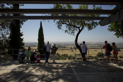 La entrada a la ciudad califal de Medina Azahara da acceso a una de las terrazas altas de la misma, desde donde los turistas hacen un recorrido visual general.