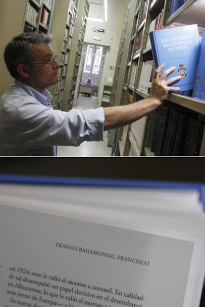 Un trabajador de la institución muestra ayer los ejemplares del <i>Diccionario Biográfico Español</i> depositados en la Real Academia de la Historia. Abajo, entrada de Francisco Franco Bahamonde escrita por Luis Suárez.