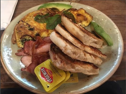 Un desayuno normal en la vida del actor se compone de tostadas, tortilla, aguacates, beicon y unos sobrecitos de algo llamado “Vegemite" y unas hojitas de hierbabuena.