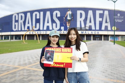 Dos seguidoras de Rafa Nadal posan frente al estadio, horas antes del arranque del partido del mallorquín. 