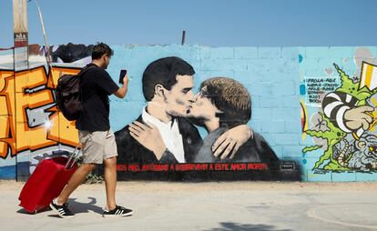 Mural pintado por el artista Tvboy representando un beso entre Pedro Sánchez y Carles Puigdemont en Barcelona.