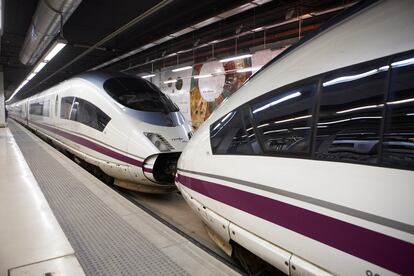 Trenes AVE en una estación.