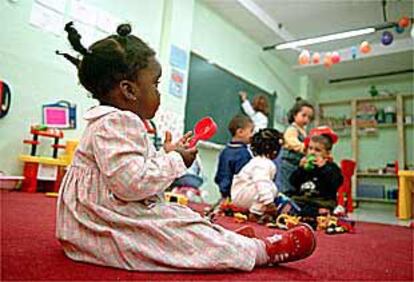 Varios niños jugaban ayer en el taller de infancia de la Cruz Roja en Móstoles.