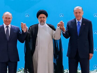 This handout photo provided by the Iranian presidential office shows Iran's President Ebrahim Raisi (C), Russian President Vladimir Putin (L), and Turkish President Recep Tayyip Erdogan posing for a picture during their summit in Tehran on July 19, 2022. (Photo by IRANIAN PRESIDENCY / AFP) / === RESTRICTED TO EDITORIAL USE - MANDATORY CREDIT "AFP PHOTO / HO / IRANIAN PRESIDENCY" - NO MARKETING NO ADVERTISING CAMPAIGNS - DISTRIBUTED AS A SERVICE TO CLIENTS ===