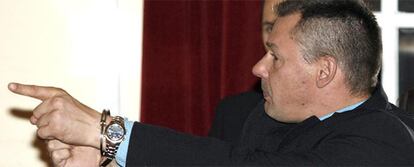 Tony King se dirige al juez poco antes de ser expulsado de la sala.