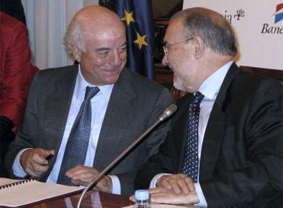 El presidente del BBVA, Francisco González, (izquierda), junto al vicepresidente económico, Pedro Solbes.