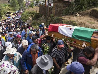 Cientos de personas acuden al entierro del ambientalista mexicano Homero Gómez en Rincón de San Luis, en Michoacán, en febrero de 2020.