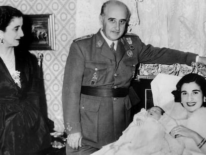 Francisco Franco junto a su esposa Carmen Polo y su hija Carmen Franco, así como su nieta.