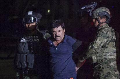 El narcotraficante Joaquín 'El Chapo' Guzmán es es conducido a un helicóptero de la Marina Armada de México, en la capital mexicana.