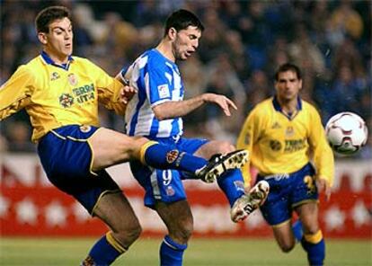 Ballesteros pugna por el balón con Tristán