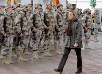La ministra de Defensa, Carme Chacón, pasa revista a las tropas en Herat, Afganistán.