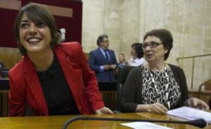 La consejera andaluza de Fomento y Vivienda, Elena Cortes (i), de Izquierda Unida, junto a la titular de Hacienda, Carmen Martínez Aguayo, del PSOE. EFE/Archivo