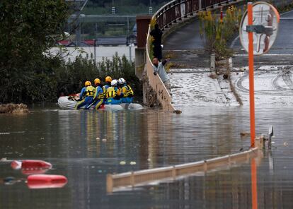 Los trabajadores de rescate buscan supervivientes en una zona inundada tras el tifón, el 13 de octubre de 2019.