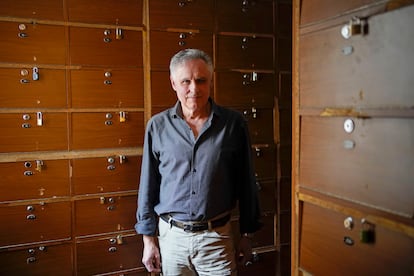 El escultor cántabro José Cobo posa en el Ateneo en Madrid.
