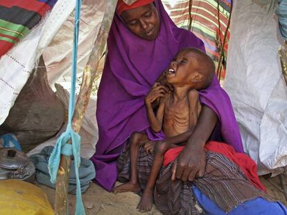 Una mujer y su hijo, desnutrido, a las afueras de Mogadiscio (Somalia), el pasado marzo. 